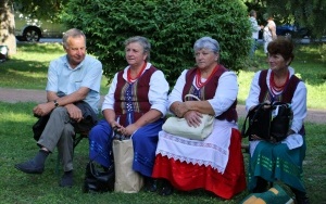 Powiatowy Przegląd Zespołów Folklorystycznych i Solistów w Chmielniku  (1)
