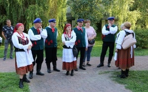 Powiatowy Przegląd Zespołów Folklorystycznych i Solistów w Chmielniku  (2)