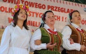 Powiatowy Przegląd Zespołów Folklorystycznych i Solistów w Chmielniku  (4)