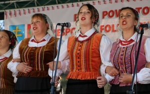 Powiatowy Przegląd Zespołów Folklorystycznych i Solistów w Chmielniku  (5)