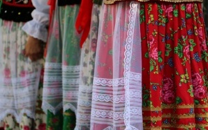 Powiatowy Przegląd Zespołów Folklorystycznych i Solistów w Chmielniku  (3)