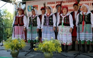 Powiatowy Przegląd Zespołów Folklorystycznych i Solistów w Chmielniku  (4)