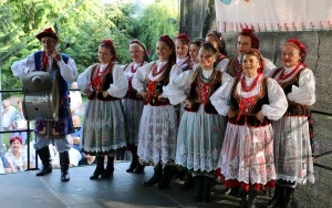 Powiatowy Przegląd Zespołów Folklorystycznych i Solistów w Chmielniku  (1)