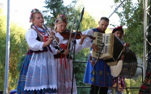 Powiatowy Przegląd Zespołów Folklorystycznych i Solistów w Chmielniku  (4)