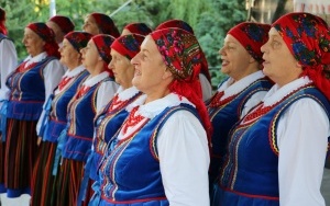Powiatowy Przegląd Zespołów Folklorystycznych i Solistów w Chmielniku  (1)