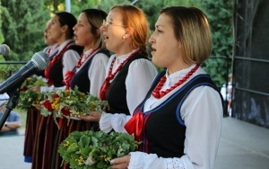 Powiatowy Przegląd Zespołów Folklorystycznych i Solistów w Chmielniku  (5)
