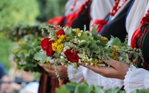 Powiatowy Przegląd Zespołów Folklorystycznych i Solistów w Chmielniku  (1)