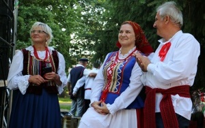 Powiatowy Przegląd Zespołów Folklorystycznych i Solistów w Chmielniku  (4)