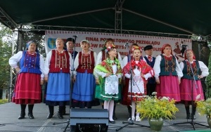 Powiatowy Przegląd Zespołów Folklorystycznych i Solistów w Chmielniku  (4)