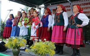 Powiatowy Przegląd Zespołów Folklorystycznych i Solistów w Chmielniku  (5)