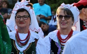 Powiatowy Przegląd Zespołów Folklorystycznych i Solistów w Chmielniku  (2)