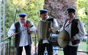Powiatowy Przegląd Zespołów Folklorystycznych i Solistów w Chmielniku  (3)