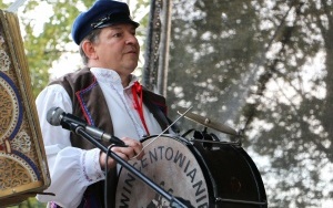 Powiatowy Przegląd Zespołów Folklorystycznych i Solistów w Chmielniku  (1)