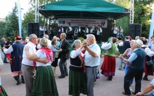 Powiatowy Przegląd Zespołów Folklorystycznych i Solistów w Chmielniku  (2)