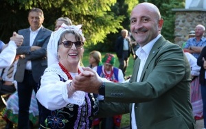 Powiatowy Przegląd Zespołów Folklorystycznych i Solistów w Chmielniku  (1)