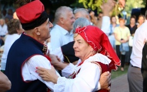 Powiatowy Przegląd Zespołów Folklorystycznych i Solistów w Chmielniku  (2)