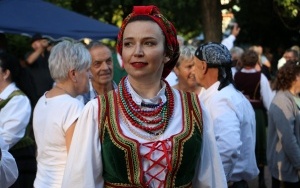 Powiatowy Przegląd Zespołów Folklorystycznych i Solistów w Chmielniku  (4)