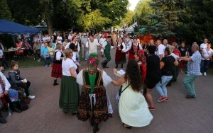Powiatowy Przegląd Zespołów Folklorystycznych i Solistów w Chmielniku  (2)