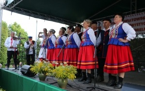 Powiatowy Przegląd Zespołów Folklorystycznych i Solistów w Chmielniku  (2)