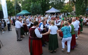 Powiatowy Przegląd Zespołów Folklorystycznych i Solistów w Chmielniku  (4)