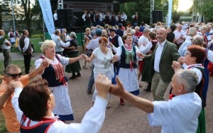 Powiatowy Przegląd Zespołów Folklorystycznych i Solistów w Chmielniku (3)