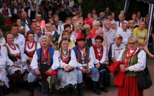 Powiatowy Przegląd Zespołów Folklorystycznych i Solistów w Chmielniku (4)