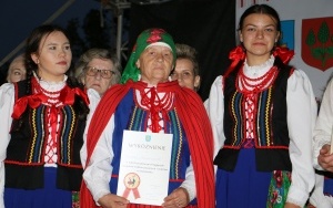 Powiatowy Przegląd Zespołów Folklorystycznych i Solistów w Chmielniku (2)