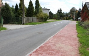 Chrusty z nową drogą i chodnikiem  (4)