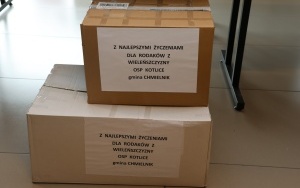 Przybywają kolejne paczki z darami  (3)
