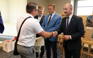 Laureaci konkursu fotograficznego „Geologiczne zakątki Powiatu Kieleckiego w obiektywie” nagrodzeni (1)