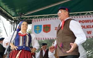 Zespoły ludowe powiatu kieleckiego zaprezentowały się w Chmielniku (9)
