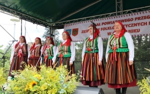 Zespoły ludowe powiatu kieleckiego zaprezentowały się w Chmielniku (11)