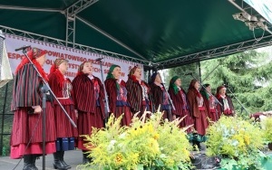 Zespoły ludowe powiatu kieleckiego zaprezentowały się w Chmielniku (4)