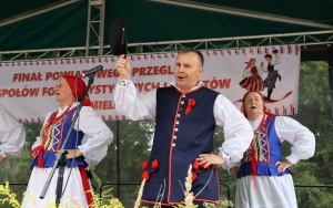 Zespoły ludowe powiatu kieleckiego zaprezentowały się w Chmielniku (9)