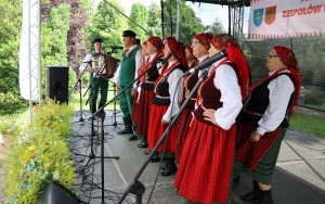 Zespoły ludowe powiatu kieleckiego zaprezentowały się w Chmielniku (10)
