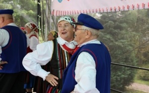 Zespoły ludowe powiatu kieleckiego zaprezentowały się w Chmielniku (1)