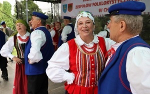 Zespoły ludowe powiatu kieleckiego zaprezentowały się w Chmielniku (2)
