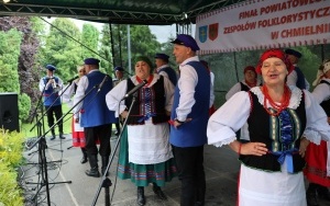 Zespoły ludowe powiatu kieleckiego zaprezentowały się w Chmielniku (8)