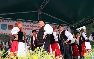Zespoły ludowe powiatu kieleckiego zaprezentowały się w Chmielniku (2)