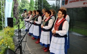 Zespoły ludowe powiatu kieleckiego zaprezentowały się w Chmielniku (6)