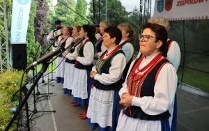 Zespoły ludowe powiatu kieleckiego zaprezentowały się w Chmielniku (2)