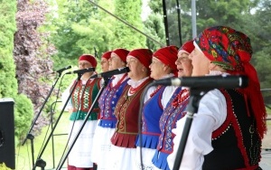 Zespoły ludowe powiatu kieleckiego zaprezentowały się w Chmielniku (11)
