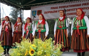 Zespoły ludowe powiatu kieleckiego zaprezentowały się w Chmielniku (12)