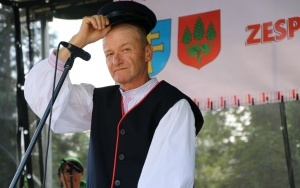 Zespoły ludowe powiatu kieleckiego zaprezentowały się w Chmielniku (1)