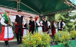 Zespoły ludowe powiatu kieleckiego zaprezentowały się w Chmielniku (4)