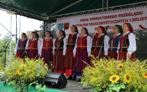 Zespoły ludowe powiatu kieleckiego zaprezentowały się w Chmielniku (7)