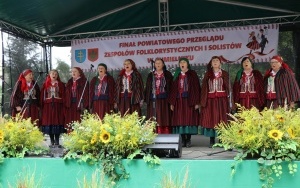 Zespoły ludowe powiatu kieleckiego zaprezentowały się w Chmielniku (10)