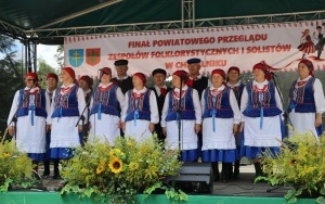 Zespoły ludowe powiatu kieleckiego zaprezentowały się w Chmielniku (5)