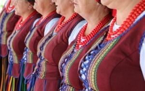 Zespoły ludowe powiatu kieleckiego zaprezentowały się w Chmielniku (8)