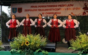 Zespoły ludowe powiatu kieleckiego zaprezentowały się w Chmielniku (1)